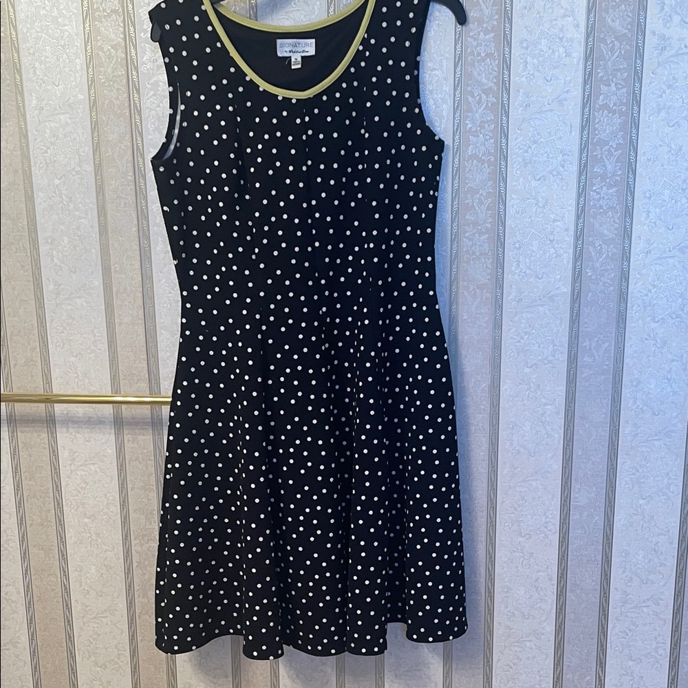 Cute stylish cool sheath with flare semi- short skirt! Yellow trim, polka dots!